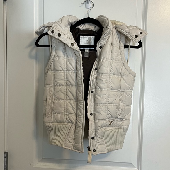 American Eagle Cropped Puffy Vest - Picture 2 of 6